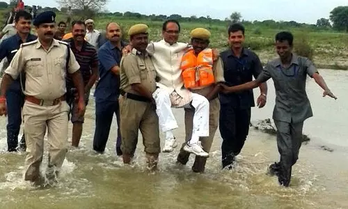 പ്രളയബാധിത പ്രദേശം സന്ദര്ശിക്കാന് ശിവരാജ് ചൗഹാന് എത്തിയത് പൊലീസുകാരുടെ തോളിലേറി പ്രളയബാധിത പ്രദേശം സന്ദര്ശിക്കാന് ശിവരാജ് ചൗഹാന് എത്തിയത് പൊലീസുകാരുടെ തോളിലേറി