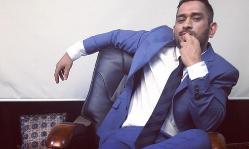 തലൈവരെ അനുകരിച്ച് ധോണി