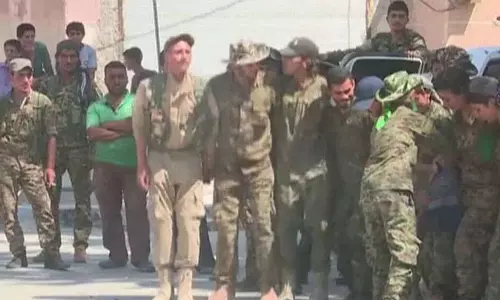 ഐഎസില്‍നിന്ന് വിമത സേന തിരിച്ചുപിടിച്ച മന്‍ബീജ് നഗരം ആഘോഷത്തില്‍