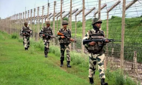 വെടിനിര്ത്തല് കരാര് ലംഘിച്ചു, അതിര്ത്തിയില് പാക് ഷെല്ലാക്രമണം തുടരുന്നു വെടിനിര്ത്തല് കരാര് ലംഘിച്ചു, അതിര്ത്തിയില് പാക് ഷെല്ലാക്രമണം തുടരുന്നു