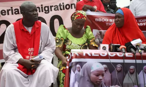 നൈജീരിയന്‍ പ്രസിഡന്റിന്റെ വസതിയിലേക്ക് തട്ടികൊണ്ടുപോയ കുട്ടികളുടെ രക്ഷിതാക്കളുടെ മാര്‍ച്ച്