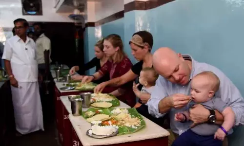 പപ്പടവും പായസവും കൂട്ടി വാഴയിലയില്‍ ഒരുഗ്രന്‍ സദ്യ- യുഎസ് കോണ്‍സുലേറ്റ് ജനറലിന്റെ വീഡിയോ വൈറല്‍