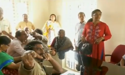 സഹകരണ ബാങ്കില്‍ പരിശോധനക്കെത്തിയ ആദായനികുതി ഉദ്യോഗസ്ഥരെ ജീവനക്കാര്‍ തടഞ്ഞു