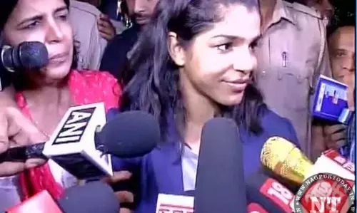 വിമാനത്താവളത്തില് സാക്ഷിക്ക് ഊഷ്മള സ്വീകരണമൊരുക്കി ആരാധകരും ഭരണകൂടവും വിമാനത്താവളത്തില് സാക്ഷിക്ക് ഊഷ്മള സ്വീകരണമൊരുക്കി ആരാധകരും ഭരണകൂടവും