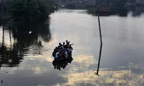 വെള്ളപ്പൊക്കത്തില്‍ ബിഹാര്‍, രക്ഷാപ്രവര്‍ത്തനത്തിനെത്തിയ ബോട്ടില്‍ ഇരട്ടകള്‍ക്ക് ജന്‍മം നല്‍കി ഒരമ്മ
