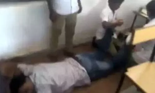 വിദ്യാര്‍ഥികളെ കൊണ്ട് മസാജ് ചെയ്യിപ്പിച്ച അധ്യാപകനെ പുറത്താക്കി