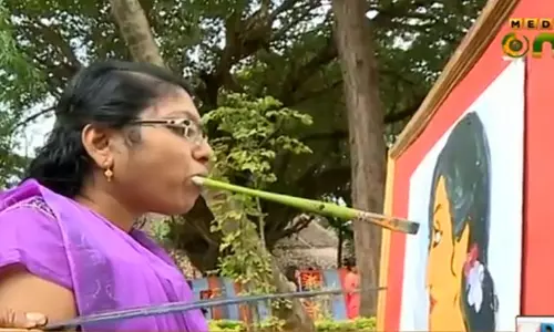 നിറങ്ങളുടെ ലോകത്ത് തളരാത്ത മനസുമായി ഒരു പെണ്കുട്ടി നിറങ്ങളുടെ ലോകത്ത് തളരാത്ത മനസുമായി ഒരു പെണ്കുട്ടി