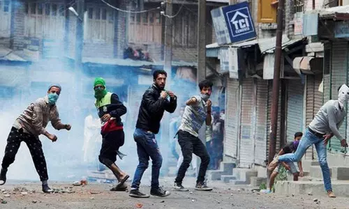 കശ്മീരില് കര്ഫ്യൂ അന്പതാം ദിവസം; സംഘര്ഷത്തില് കൊല്ലപ്പെട്ടത് 71 പേര് കശ്മീരില് കര്ഫ്യൂ അന്പതാം ദിവസം; സംഘര്ഷത്തില് കൊല്ലപ്പെട്ടത് 71 പേര്