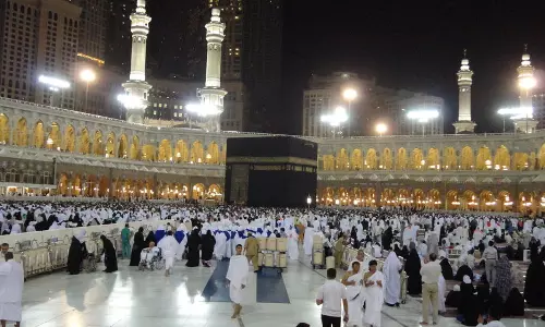 കഅബക്ക് ചുറ്റുമുള്ള മതാഫ്  തീര്‍ഥാടകര്‍ക്ക് ഒഴിഞ്ഞു കൊടുക്കണമെന്ന് മക്ക ഗവര്‍ണര്‍