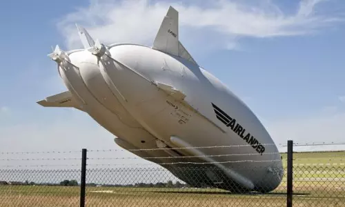 ലോകത്തെ ഏറ്റവും വലിയ വിമാനമായ എയര്‍ലാന്‍ഡര്‍ 10 പരീക്ഷണപ്പറക്കലിനിടെ വീണു