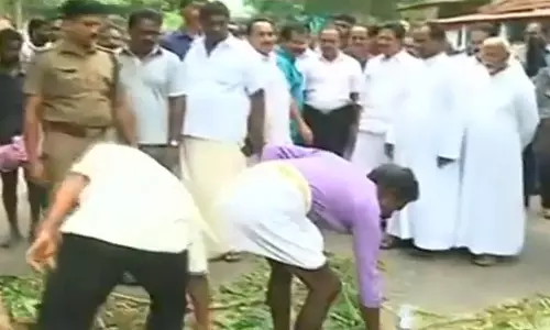 മത്സ്യത്തൊഴിലാളിയെ കടലില്‍ കാണാതായി: മുതലപ്പൊഴിയില്‍ നാട്ടുകാര്‍ റോഡ് ഉപരോധിച്ചു