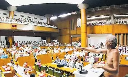 ഭാര്യമാരുടെ ഉത്തരവാദിത്വങ്ങള്, പെണ്ഭ്രൂണഹത്യ, പാകിസ്താന്; ഹരിയാന നിയമസഭയില് പൂര്ണനഗ്നനായി സന്യാസിയുടെ പ്രസംഗം ഭാര്യമാരുടെ ഉത്തരവാദിത്വങ്ങള്, പെണ്ഭ്രൂണഹത്യ, പാകിസ്താന്; ഹരിയാന നിയമസഭയില് പൂര്ണനഗ്നനായി സന്യാസിയുടെ പ്രസംഗം