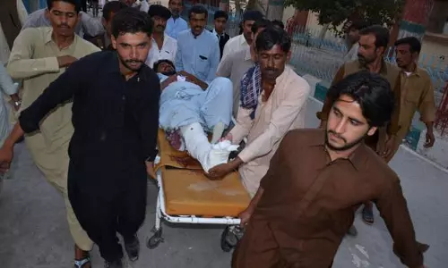 പെഷാവറില് ചാവേറാക്രമണത്തില് 16 മരണം പെഷാവറില് ചാവേറാക്രമണത്തില് 16 മരണം