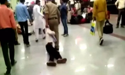 കൗമാരപ്രായക്കാരനെ അടിച്ചു ബോധംകെടുത്തി വലിച്ചിഴച്ചുകൊണ്ടുപോയ പൊലീസുകാരന്‍ കാമറയില്‍ കുടുങ്ങി