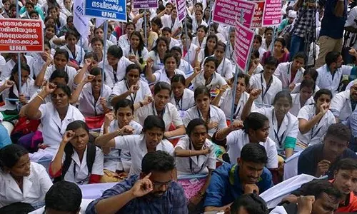 നഴ്സ് സമരം: ഇതരസംസ്ഥാനങ്ങളിൽ നിന്ന് നഴ്സുമാരെ കൊണ്ടുവരുമെന്ന് ആശുപത്രി മാനേജ്മെന്റുകള് നഴ്സ് സമരം: ഇതരസംസ്ഥാനങ്ങളിൽ നിന്ന് നഴ്സുമാരെ കൊണ്ടുവരുമെന്ന് ആശുപത്രി മാനേജ്മെന്റുകള്