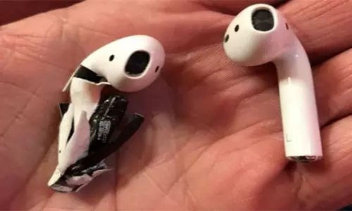 ആപ്പിള് എയര്പോഡ് പൊട്ടിത്തെറിച്ചു ആപ്പിള് എയര്പോഡ് പൊട്ടിത്തെറിച്ചു