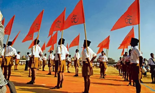 പുതിയ ആര്‍എസ്എസ് യൂണിഫോം വില്‍ക്കാനുണ്ട്, വില 250 രൂപ