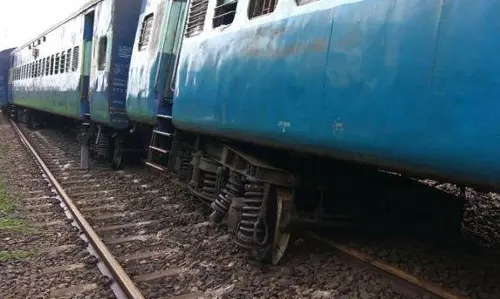 കറുകുറ്റിയില്‍ ട്രെയിന്‍ ഗതാഗതം പുനസ്ഥാപിച്ചത് തകരാര്‍ പരിഹരിക്കാതെ