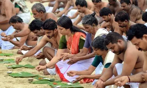 ആലുവ മണപ്പുറത്ത് പിതൃ പുണ്യം തേടി ആയിരങ്ങൾ