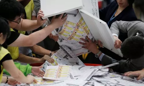 ഹോങ്കോങ് തെരഞ്ഞെടുപ്പില് ജനാധിപത്യവാദികള്ക്ക് നേട്ടം ഹോങ്കോങ് തെരഞ്ഞെടുപ്പില് ജനാധിപത്യവാദികള്ക്ക് നേട്ടം