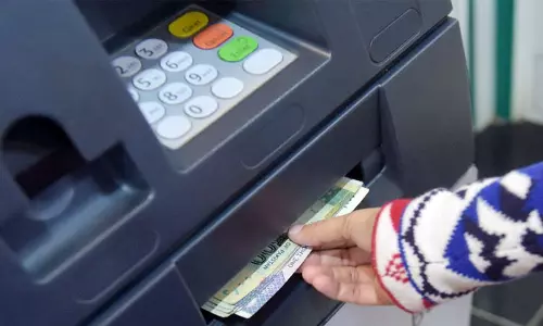 തുടര്‍ച്ചയായി ഒരാഴ്ച അവധി വരുന്നു; എടിഎമ്മുകള്‍ കാലിയാകുന്നതിനു പിന്നിലെ കളികള്‍