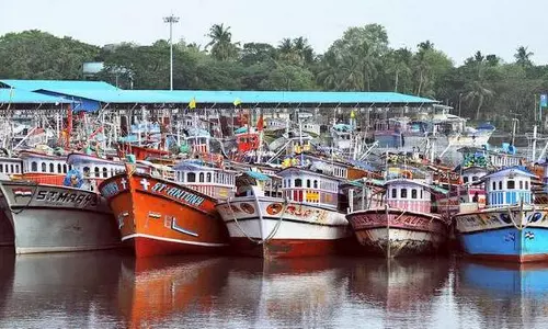 ഹാര്‍ബര്‍ സമരം: മുഖ്യമന്ത്രി ചർച്ച ചെയ്ത് തീരുമാനിക്കാതെ പിന്നോട്ടില്ലെന്ന് ബോട്ട് ഉടമകള്‍
