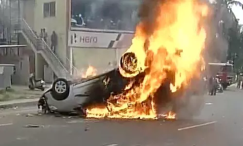 കര്ണാടകയില് വ്യാപക അക്രമം: കോഴിക്കോട് - ബംഗളൂരു സ്വകാര്യ ബസ് സര്വീസ് നിര്ത്തിവെച്ചു കര്ണാടകയില് വ്യാപക അക്രമം: കോഴിക്കോട് - ബംഗളൂരു സ്വകാര്യ ബസ് സര്വീസ് നിര്ത്തിവെച്ചു