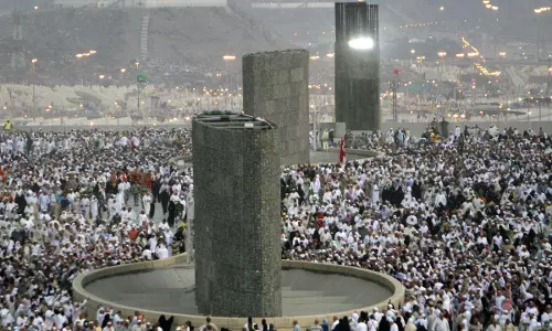 ജംറയിലെ കല്ലേറ് കര്‍മം തുടങ്ങി