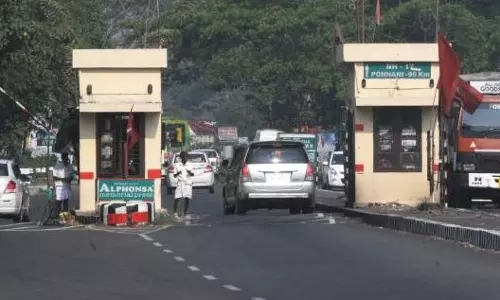 ആക്കുളം, വരാപ്പുഴ, കുണ്ടന്നൂര് പാലങ്ങളുടെ ടോള് പിരിവ് നിര്ത്തി ആക്കുളം, വരാപ്പുഴ, കുണ്ടന്നൂര് പാലങ്ങളുടെ ടോള് പിരിവ് നിര്ത്തി