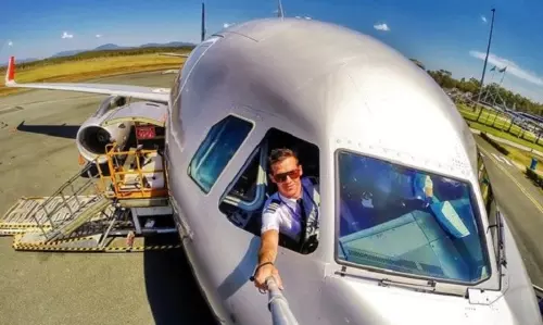 വിമാനം പറത്തുമ്പോള്‍ പൈലറ്റുമാര്‍ സെല്‍ഫി എടുക്കുന്നത് വിലക്കി