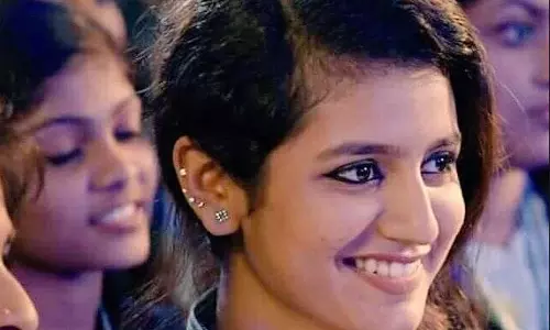 മാണിക്യ മലരിനെതിരെ കേസെടുക്കുന്നതിന് സ്റ്റേ