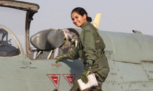 ഒറ്റക്കൊരു യുദ്ധ വിമാനം പറത്തിയ ആദ്യ ഇന്ത്യന്‍ വനിതയായി ആവണി ചതുര്‍വേദി