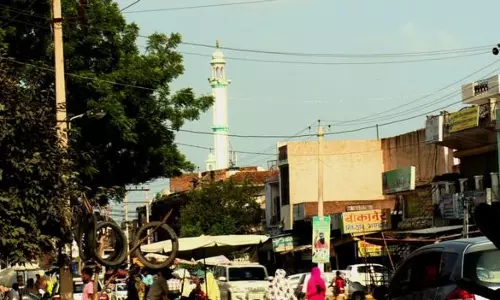 മേവാത്തില് പശു സംരക്ഷകര് അഴിഞ്ഞാടുന്നു; ശ്രദ്ധതിരിക്കാന് ബിരിയാണി റെയ്ഡ് നാടകം മേവാത്തില് പശു സംരക്ഷകര് അഴിഞ്ഞാടുന്നു; ശ്രദ്ധതിരിക്കാന് ബിരിയാണി റെയ്ഡ് നാടകം