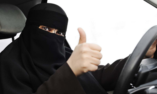 സൗദിയില്‍ വനിതാ ഡ്രൈവിങ് പരിശീലനത്തിന് വാഹനങ്ങളെത്തി