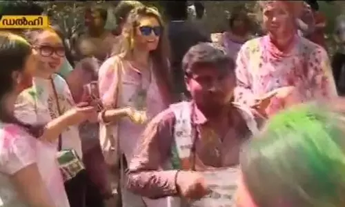 ഉത്തരേന്ത്യ ഹോളി ആഘോഷിക്കുന്നു