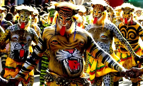 തൃശൂര് നഗരം ഇന്ന് പുലികള് കീഴടക്കും; ഇത്തവണ നഗരംചുറ്റാന് പെണ്പുലികളും തൃശൂര് നഗരം ഇന്ന് പുലികള് കീഴടക്കും; ഇത്തവണ നഗരംചുറ്റാന് പെണ്പുലികളും