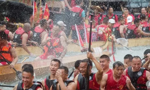 ചൈനയിലെ ഡ്രാഗണ്‍ വള്ളംകളി