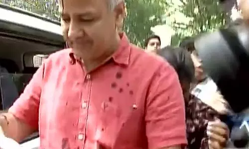 ഡല്‍ഹി ഉപമുഖ്യമന്ത്രിക്ക് നേരെ മഷിപ്രയോഗം