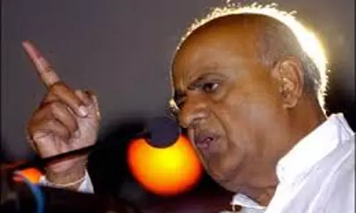 ദേവഗൌഡ സത്യഗ്രഹം നടത്തുന്നു ദേവഗൌഡ സത്യഗ്രഹം നടത്തുന്നു