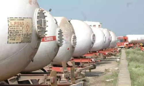 ഇരുമ്പനം ഐഒസിയില്‍ ട്രക്ക് ഉടമകളുടെയും തൊഴിലാളികളുടെയും പണിമുടക്ക്