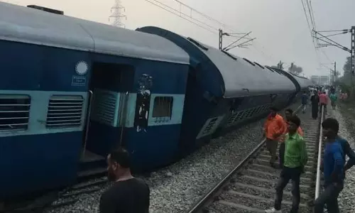 ഝലം എക്സ്‍പ്രസ് പാളംതെറ്റി; മൂന്നു പേര്‍ക്ക് പരിക്ക്