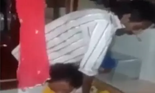 മകനും ഭാര്യയും വൃദ്ധയായ അമ്മയെ മര്‍ദ്ദിച്ച് തലകീഴാക്കി ഫാനില്‍ കെട്ടിത്തൂക്കി