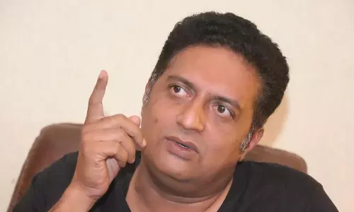 കാവേരി പ്രശ്നത്തെക്കുറിച്ച് ചോദിച്ച അവതാരകയോട് പൊട്ടിത്തെറിച്ച് പ്രകാശ് രാജ് കാവേരി പ്രശ്നത്തെക്കുറിച്ച് ചോദിച്ച അവതാരകയോട് പൊട്ടിത്തെറിച്ച് പ്രകാശ് രാജ്