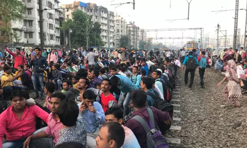 വിദ്യാര്‍ഥി പ്രക്ഷോഭം; മുംബൈയില്‍ റെയില്‍വേ ഗതാഗതം താറുമാറായി