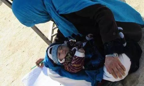 കുഞ്ഞു കരഞ്ഞു; കുഞ്ഞിനെ മടിയില്വെച്ച് നിലത്തിരുന്ന് അമ്മ പരീക്ഷ എഴുതി കുഞ്ഞു കരഞ്ഞു; കുഞ്ഞിനെ മടിയില്വെച്ച് നിലത്തിരുന്ന് അമ്മ പരീക്ഷ എഴുതി