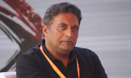 ‘പശുവിസര്‍ജ്യത്തെക്കുറിച്ച് പറഞ്ഞ് ഹിന്ദുമതവിശ്വാസത്തെ മുറിവേല്‍പിച്ചു’ പ്രകാശ്‍ രാജിനെതിരെ അഭിഭാഷകന്‍റെ പരാതി