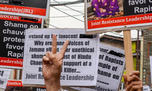 ഇന്ത്യന്‍ പതാകക്ക് പകരം കൊല്ലപ്പെട്ട പെണ്‍കുട്ടിയുടെ രക്തംപുരണ്ട വയലറ്റ് ഗൗണ്‍ ഉയര്‍ത്തണമെന്ന് ലീനമണിമേഖലെ