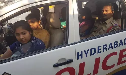 ബസ് തകരാറിലായി വലഞ്ഞ വിദ്യാര്ഥികളെ പരീക്ഷാ കേന്ദ്രത്തിലെത്തിച്ച് ഹൈദരാബാദ് പൊലീസ് ബസ് തകരാറിലായി വലഞ്ഞ വിദ്യാര്ഥികളെ പരീക്ഷാ കേന്ദ്രത്തിലെത്തിച്ച് ഹൈദരാബാദ് പൊലീസ്