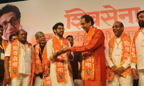 മോദിക്കിഷ്ടം വിദേശ നേതാക്കള്ക്കൊപ്പം പട്ടം പറത്തിക്കളിക്കാന് രൂക്ഷവിമര്ശവുമായി ഉദ്ധവ് താക്കറെ മോദിക്കിഷ്ടം വിദേശ നേതാക്കള്ക്കൊപ്പം പട്ടം പറത്തിക്കളിക്കാന് രൂക്ഷവിമര്ശവുമായി ഉദ്ധവ് താക്കറെ