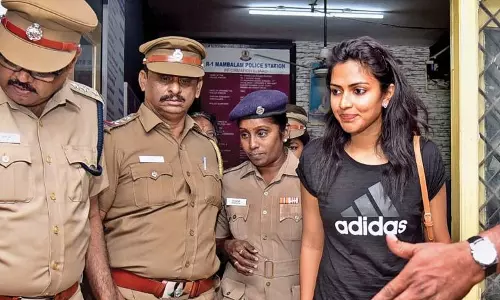 അമലാ പോളിനോട് മോശമായി പെരുമാറിയ വ്യവസായി അറസ്റ്റില് അമലാ പോളിനോട് മോശമായി പെരുമാറിയ വ്യവസായി അറസ്റ്റില്